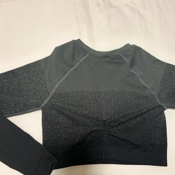Gymshark, ombre work out crop top🤩 barely worn, and in great condition!! - Picture 3 of 5